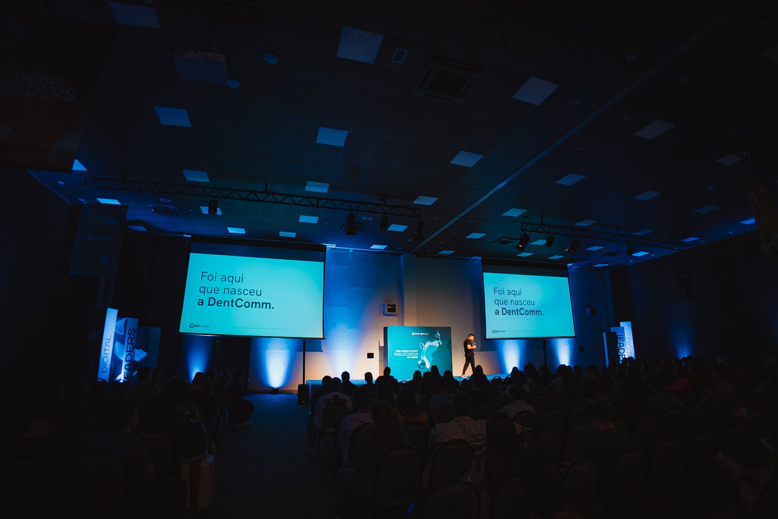 Equipo DentComm en reunión estratégica